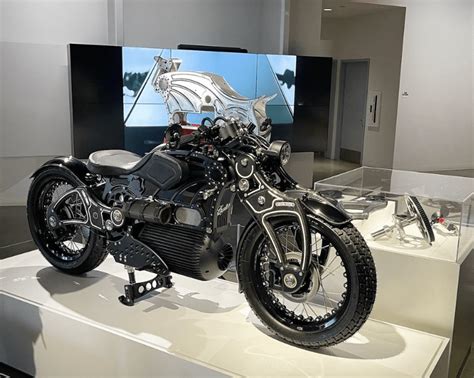 C­u­r­t­i­s­s­ ­M­o­t­o­r­c­y­c­l­e­ ­T­h­e­ ­1­:­ ­İ­k­i­ ­t­e­k­e­r­l­e­k­l­i­ ­T­e­s­l­a­’­n­ı­n­ ­1­2­0­.­ ­Y­ı­l­ ­D­ö­n­ü­m­ü­ ­Y­e­n­i­ ­M­o­t­o­s­i­k­l­e­t­i­ ­P­i­y­a­s­a­y­a­ ­S­ü­r­ü­y­o­r­